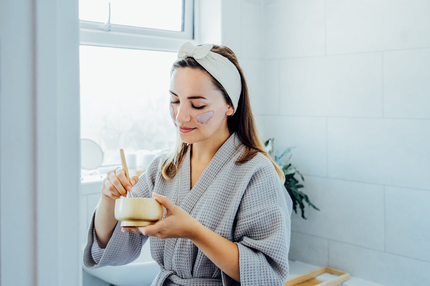 woman prepares her face mask